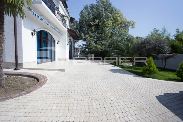 Серебристый